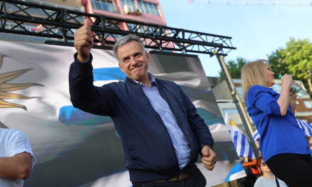 El Frente Amplio realizó en la rambla montevideana el «Banderazo por el Uruguay»