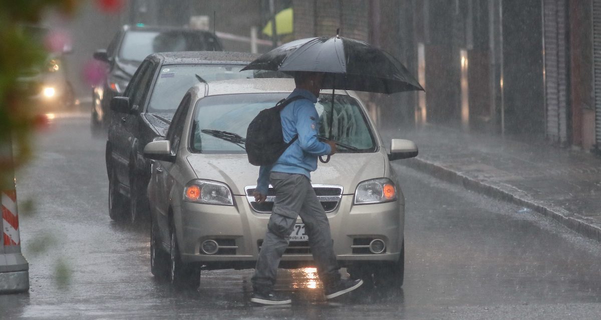 Críticas a la IMM por la tormenta que dejó autos flotando cerca de la ex Estación de AFE