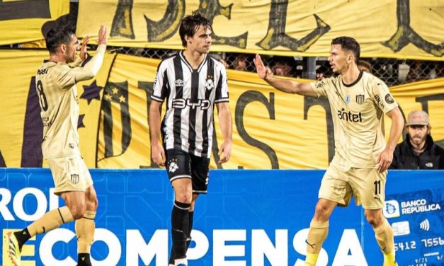 Peñarol remontó en el Viera, de atrás y con 10 hombres