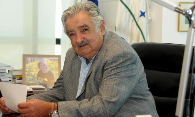 Autor de libro sobre Mujica dijo que «siempre tuvo un mensaje de mirar hacia delante”