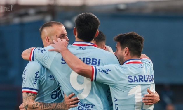 Nacional goleó a Racing sin despeinarse y se mantiene firme en la Anual