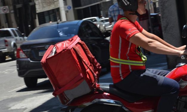 Los trabajadores de PedidosYa reclaman «un lugar para estar» como las paradas de taxis