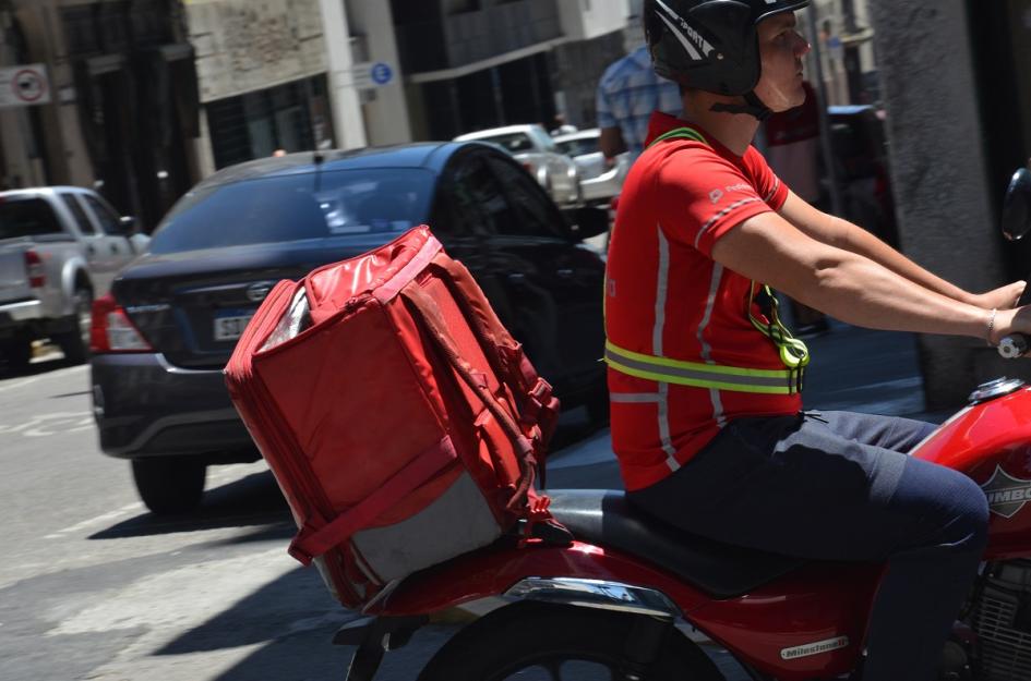 Los trabajadores de PedidosYa reclaman «un lugar para estar» como las paradas de taxis