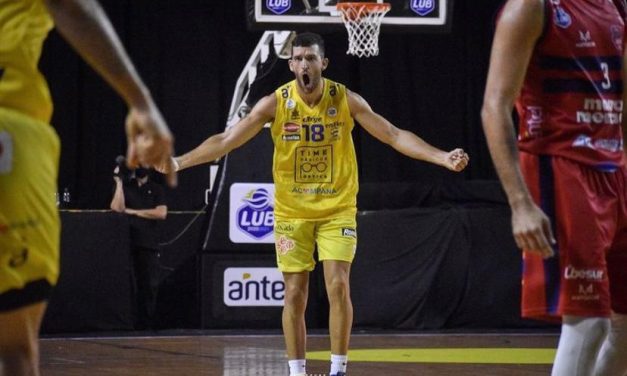 Gastón Semiglia: “Queremos hacer de Hebraica a un equipo ganador. Hay buenas fichas nacionales, un excelente entrenador. Esperamos llegar a buen puerto.”