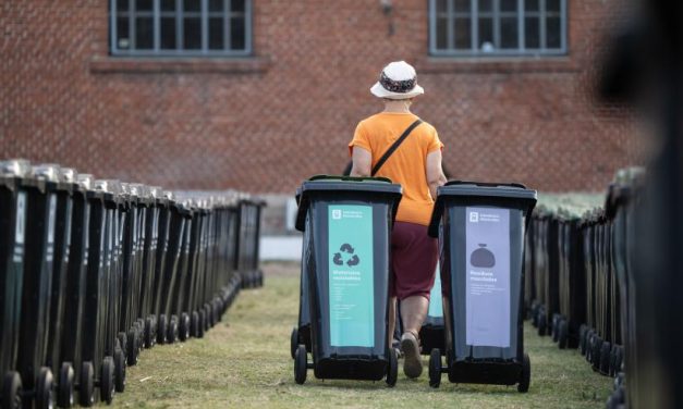 Nueva entrega de contenedores y composteras en Capurro