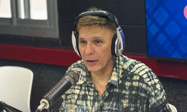 Aldo Martínez: desde los recuerdos de la primera guitarra que no fue al «error» que lo llevó a interpretar a «El Sabalero»