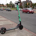 Explosión de monopatines en Montevideo y cero control: la Intendencia busca ordenar el desborde