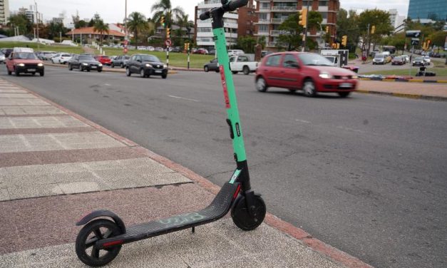 Explosión de monopatines en Montevideo y cero control: la Intendencia busca ordenar el desborde